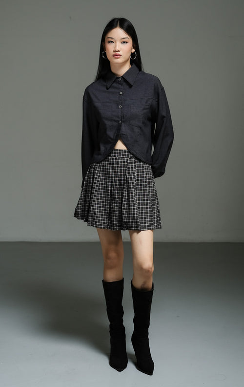 Atasan wanita model kemeja lengan panjang warna navy dengan potongan bagian bawah melengkung yang khas (navy curved hemline shirt top) Haruki Top untuk gaya harian yang minimalis dan chic.