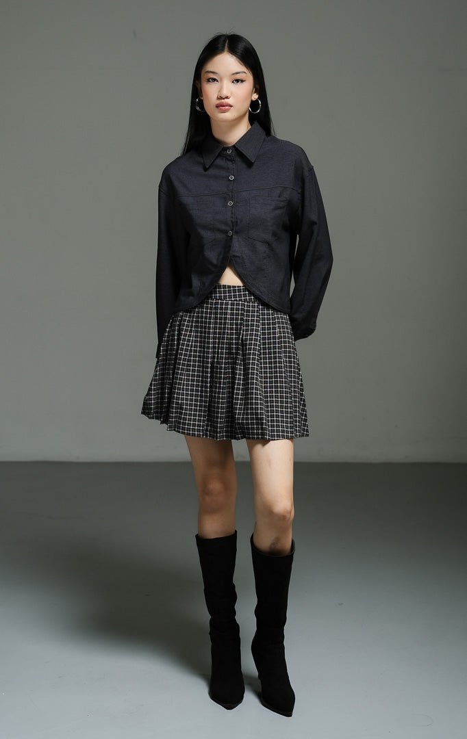 Atasan wanita model kemeja lengan panjang warna navy dengan potongan bagian bawah melengkung yang khas (navy curved hemline shirt top) Haruki Top untuk gaya harian yang minimalis dan chic.