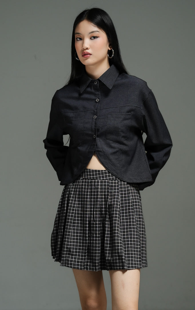 Atasan wanita model kemeja lengan panjang warna navy dengan potongan bagian bawah melengkung yang khas (navy curved hemline shirt top) Haruki Top untuk gaya harian yang minimalis dan chic.