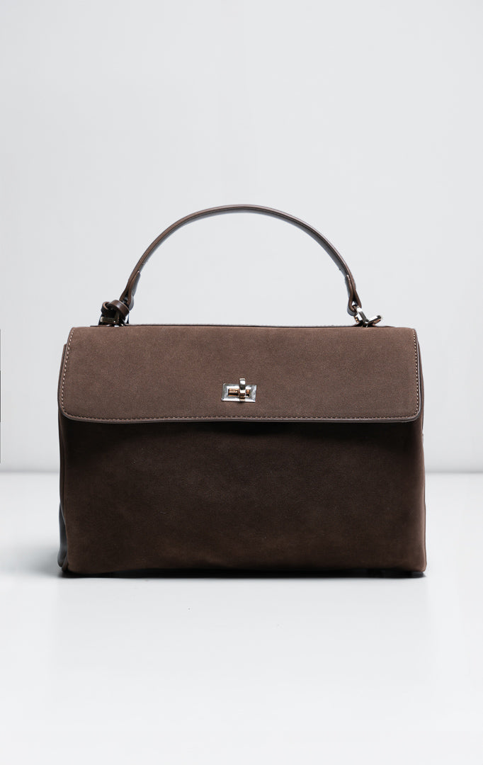 Tas wanita model bahu dan jinjing bahan kulit suede warna cokelat (brown suede flap shoulder bag) Lalitha Bag dengan detail penutup putar warna emas yang elegan dan modern. 