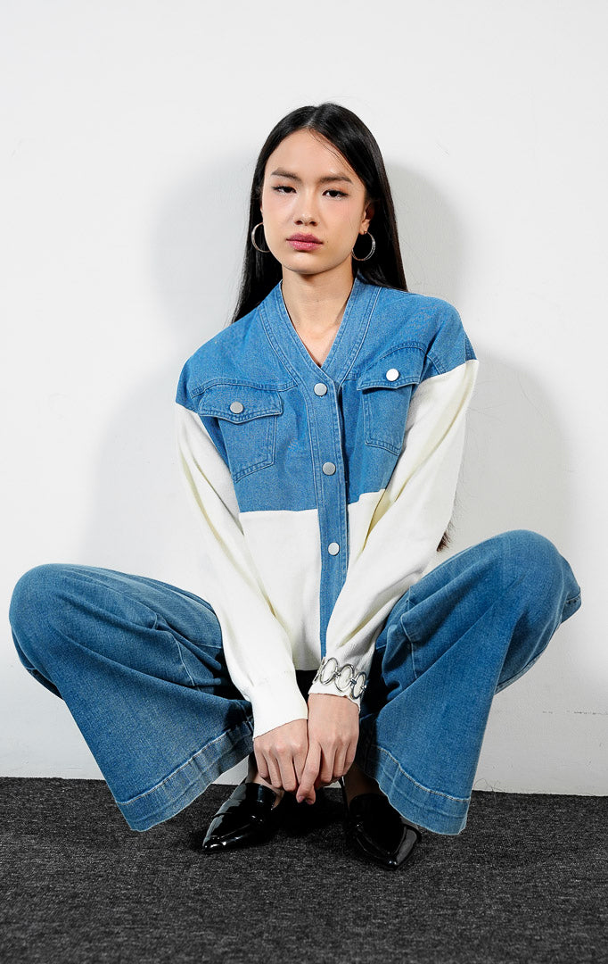 Pakaian wanita model cardigan rajut lengan panjang model kerah V kombinasi warna kontras (colorblock v-neck knit cardigan) warna ivory dan denim dengan kancing depan Ilvera Cardigan untuk gaya kasual yang trendi. 
