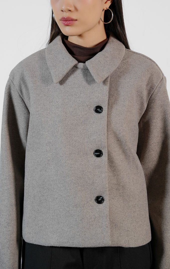Pakaian wanita model outer jaket bahan felt tekstur lembut kerah lebar warna taupe (taupe felted spread collar outer) Ilyana Outer untuk gaya kasual modern yang rapi. 