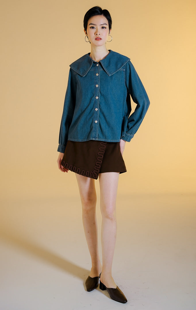 Pakaian wanita model kemeja jeans lengan panjang dengan kerah pelaut lebar dan kancing depan (sailor collar denim shirt) warna denim Ivelle Top untuk gaya kantor dan kasual anggun. 