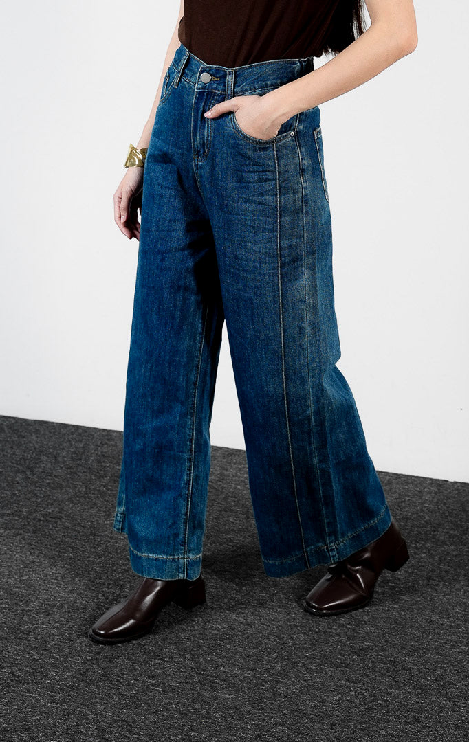 Bawahan wanita model celana panjang denim potongan lurus dan melebar (dark denim classic straight wide-leg pants) Julius Pants dengan tampilan kasual yang elegan.