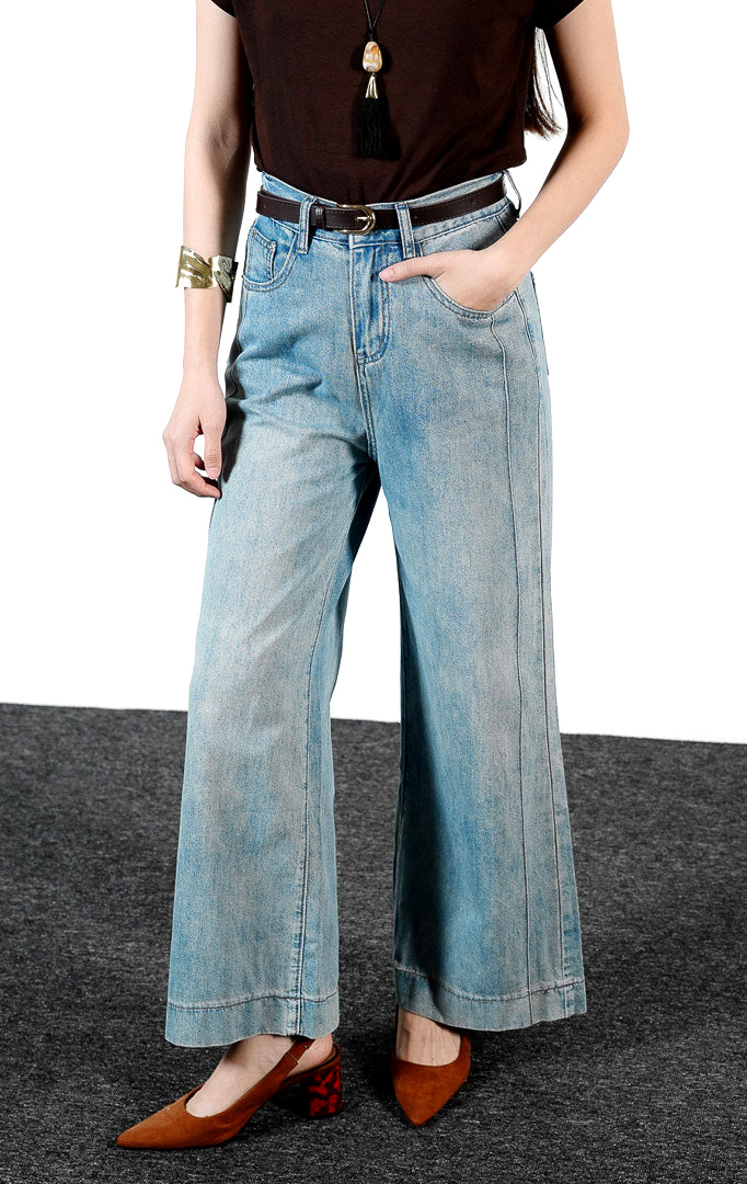 Bawahan wanita model celana panjang denim potongan lurus dan melebar (light denim classic straight wide-leg pants) Julius Pants dengan tampilan kasual yang cerah dan elegan.