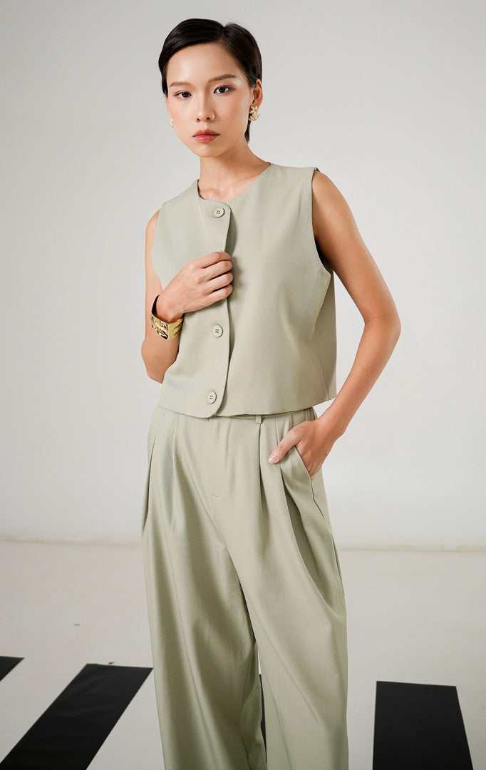 Rompi tanpa lengan (vest) wanita model klasik warna olive (hijau zaitun) dengan detail tiga kancing depan dan kerah bulat dari This Is April.