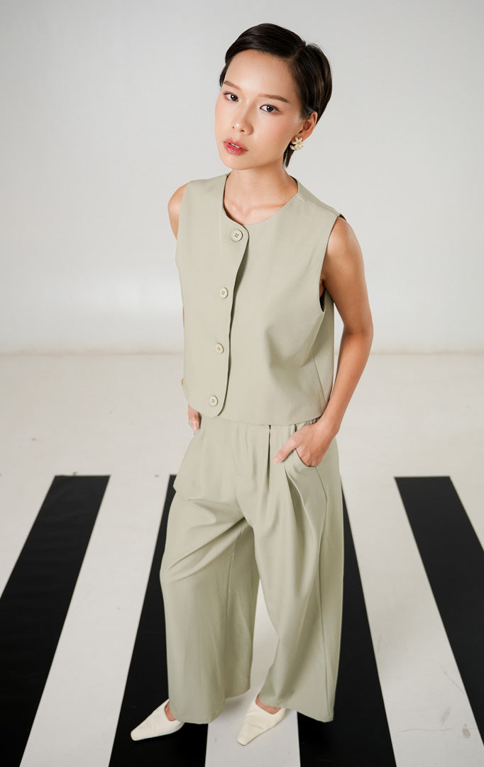 Rompi tanpa lengan (vest) wanita model klasik warna olive (hijau zaitun) dengan detail tiga kancing depan dan kerah bulat dari This Is April.