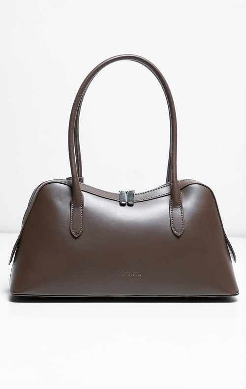 Tas wanita model bahu siluet memanjang east-west bahan kulit halus warna cokelat (brown east-west smooth leather shoulder bag) Kahlia Bag dengan pegangan tubular yang elegan. 