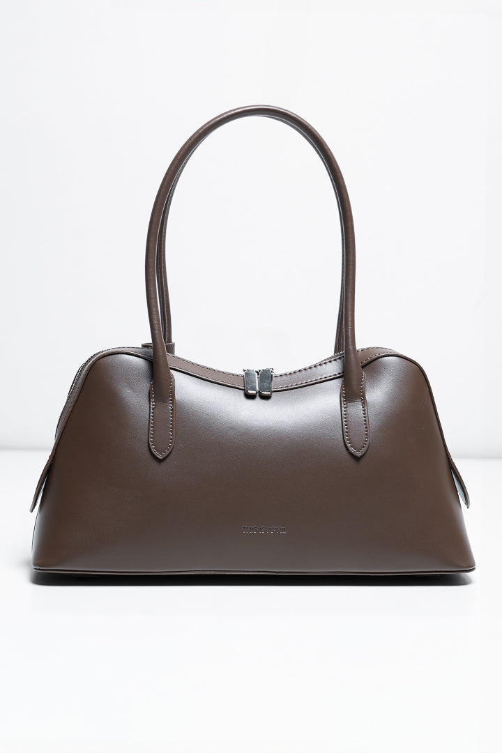 Tas wanita model bahu siluet memanjang east-west bahan kulit halus warna cokelat (brown east-west smooth leather shoulder bag) Kahlia Bag dengan pegangan tubular yang elegan. 