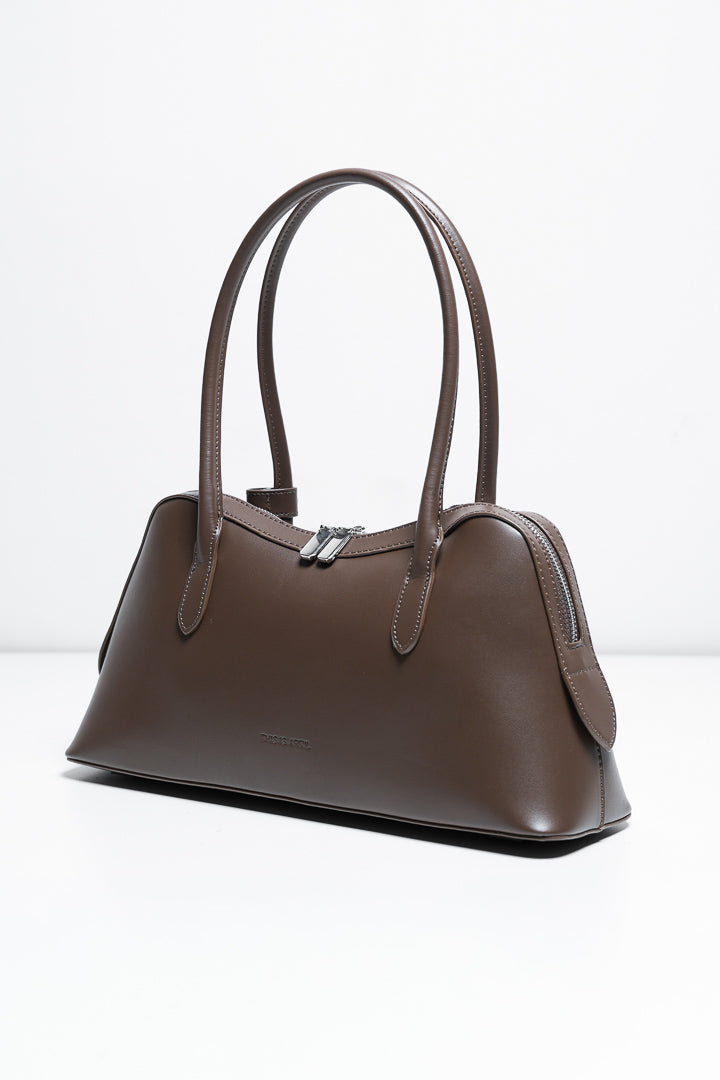 Tas wanita model bahu siluet memanjang east-west bahan kulit halus warna cokelat (brown east-west smooth leather shoulder bag) Kahlia Bag dengan pegangan tubular yang elegan. 