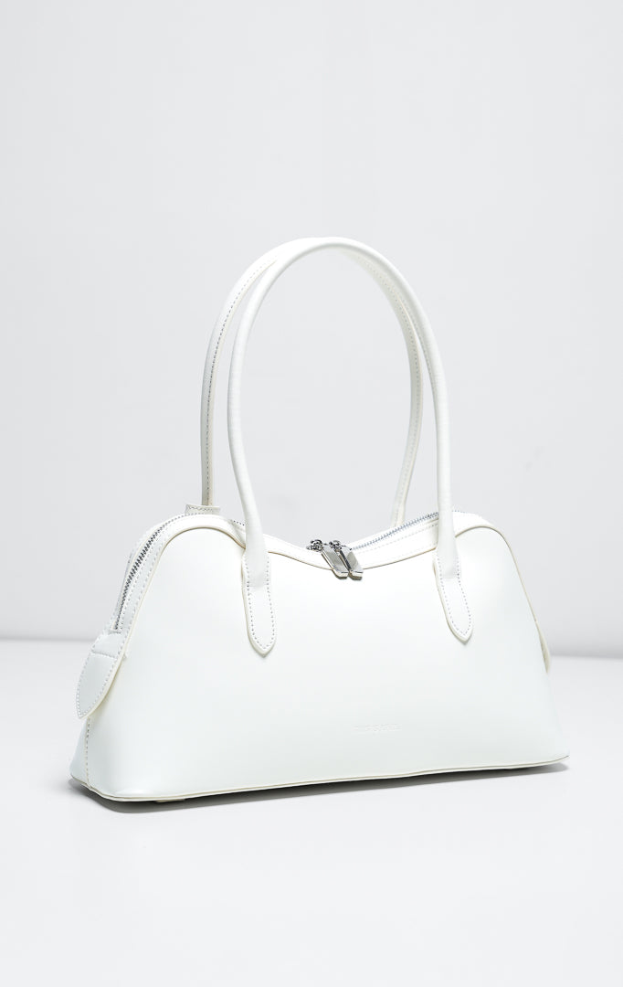 Tas wanita model bahu siluet memanjang east-west bahan kulit halus warna ivory (ivory east-west smooth leather shoulder bag) Kahlia Bag dengan pegangan tubular yang khas dan modis.