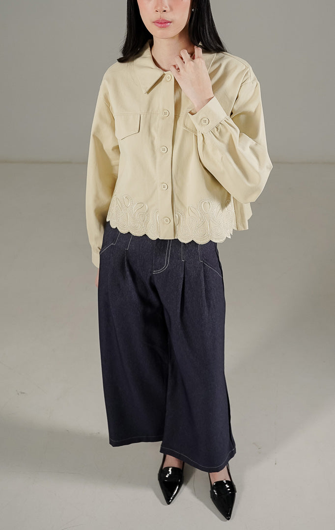 Kennedy Jacket Ivory dari This Is April, jaket lengan panjang warna putih tulang (ivory) dengan detail bordir eksklusif di bagian bawah dan saku depan.