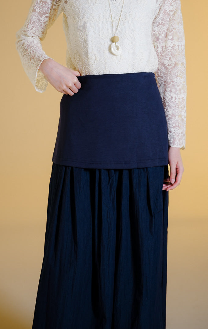 Pakaian wanita model rok panjang maxi bahan katun terstruktur dengan model bagian atas pas badan terinspirasi korset (bodice cotton maxi skirt) warna navy Lanchester Skirt untuk gaya kantor dan kasual anggun. 