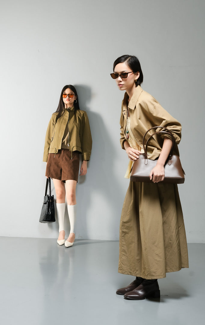Outerwear wanita model jaket bomber gaya Harrington bahan katun twill warna khaki (khaki harrington cotton twill bomber jacket) Laren Jacket dengan desain terstruktur, kancing serta ritsleting depan, dan saku fungsional. 