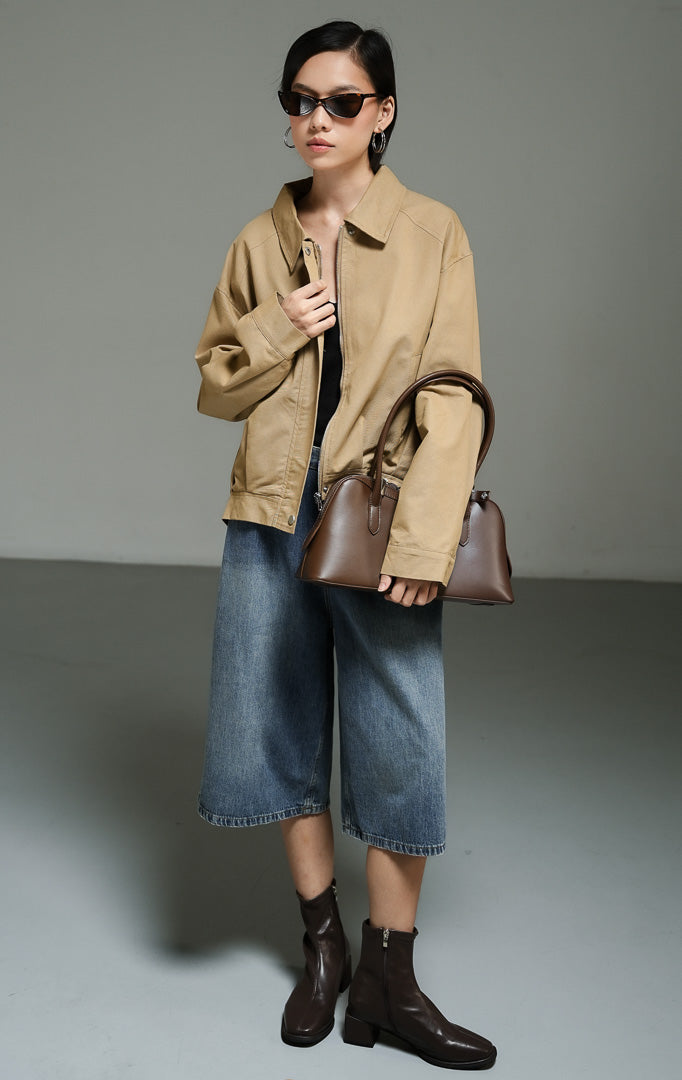 Outerwear wanita model jaket bomber gaya Harrington bahan katun twill warna khaki (khaki harrington cotton twill bomber jacket) Laren Jacket dengan desain terstruktur, kancing serta ritsleting depan, dan saku fungsional. 