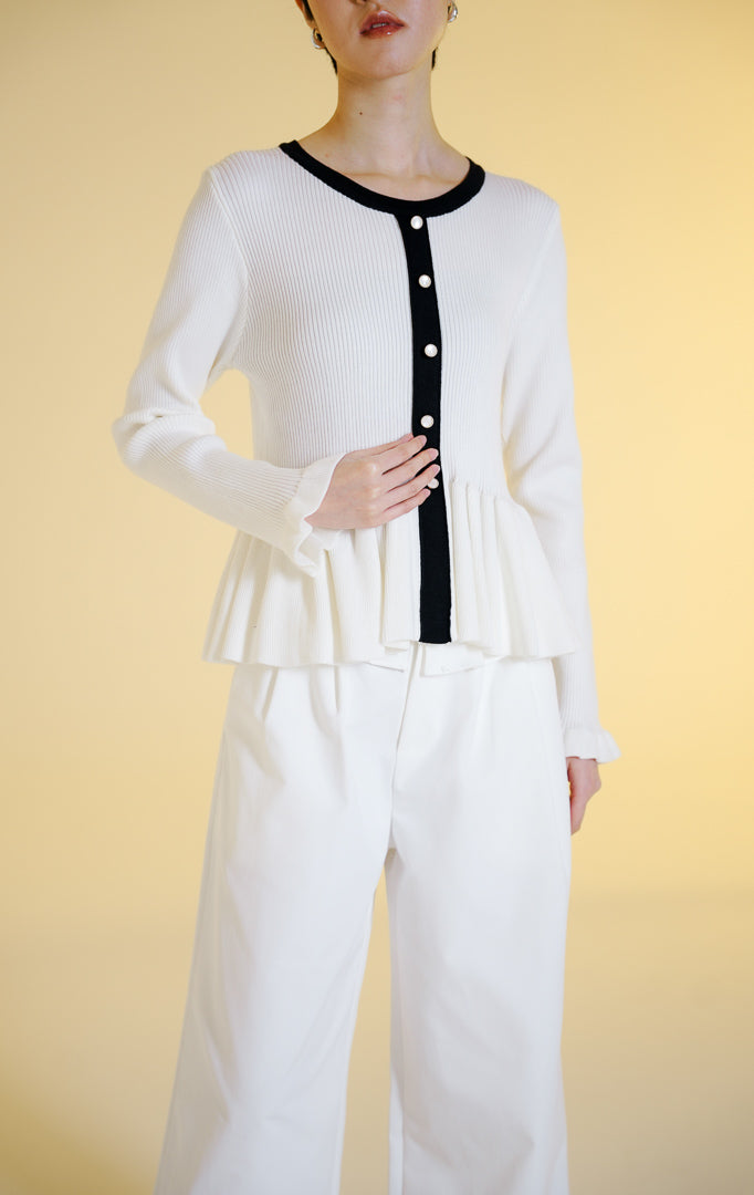 Pakaian hangat wanita model cardigan rajut salur lengan panjang berkerah bulat dengan potongan peplum dan kancing depan (rib knit peplum cardigan) warna putih Lexie Cardigan untuk gaya kantor dan kasual anggun. 