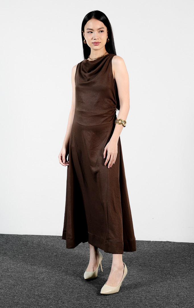 Pakaian wanita model dress panjang maksi tanpa lengan model kerah jatuh (cowl-neck sleeveless draped maxi dress) warna cokelat tua (dark brown) Livie Dress untuk gaya feminin yang elegan. 