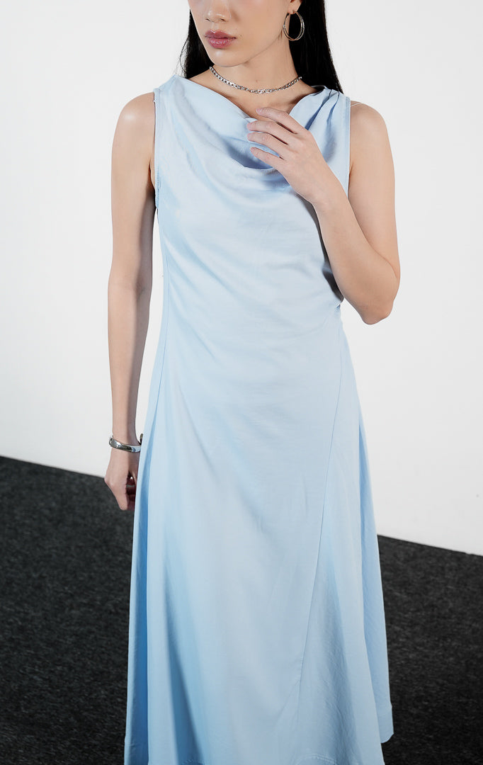Pakaian wanita model dress panjang maksi tanpa lengan model kerah jatuh (cowl-neck sleeveless draped maxi dress) warna biru muda Livie Dress untuk gaya feminin yang elegan. 
