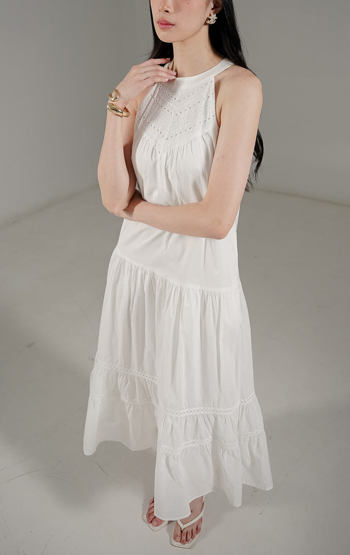 Lizka Dress White dari This Is April, dress rajut putih tanpa lengan dengan detail open back dan kancing belakang.