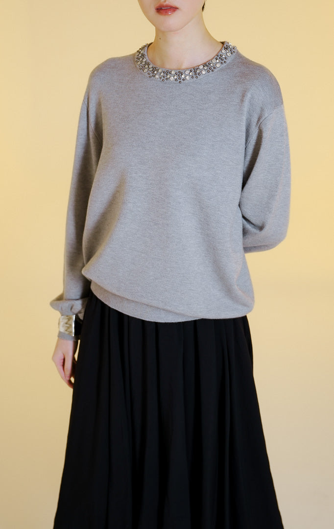 Pakaian hangat wanita model sweter rajut lengan panjang dengan hiasan manik-manik di bagian kerah bulat (beaded neckline knit sweater) warna abu-abu Luella Sweater untuk gaya kasual elegan. 