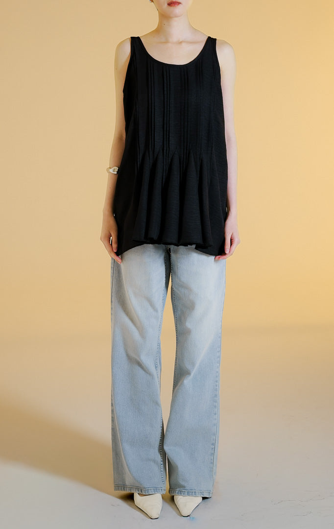 Pakaian wanita model atasan tanpa lengan kerah bulat dengan detail lipit di bagian depan dan potongan mengembang (pintuck flared sleeveless top) warna hitam Luneth Top untuk gaya kasual anggun. 