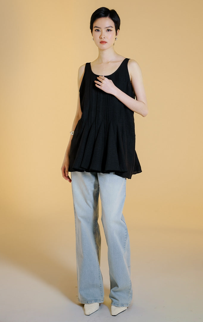 Pakaian wanita model atasan tanpa lengan kerah bulat dengan detail lipit di bagian depan dan potongan mengembang (pintuck flared sleeveless top) warna hitam Luneth Top untuk gaya kasual anggun. 