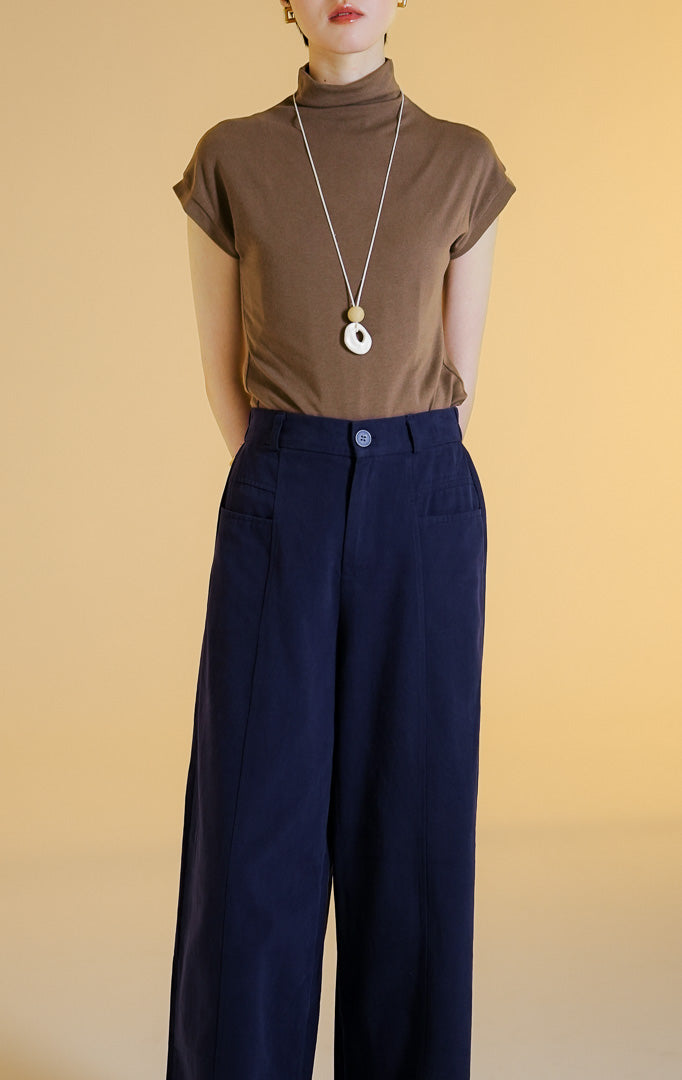 Pakaian bawahan wanita model celana panjang pinggang tinggi bahan katun twill terstruktur dengan kantong samping (high waist cotton twill pants) warna navy Madden Pants untuk gaya kantor dan kasual anggun. 