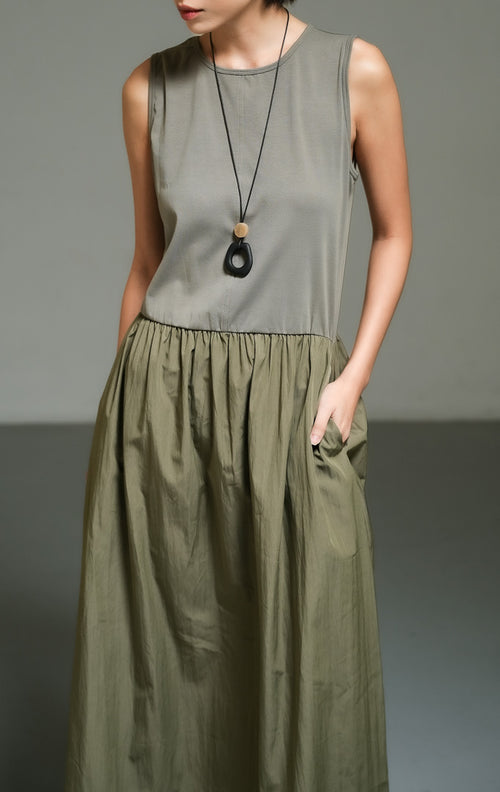 Dress wanita tanpa lengan kombinasi warna hijau olive (olive contrast-texture sleeveless dress) Maevera Dress dengan atasan bahan jersey elastis, rok kain crinkle berkerut yang anggun, serta potongan leher bulat yang kasual.