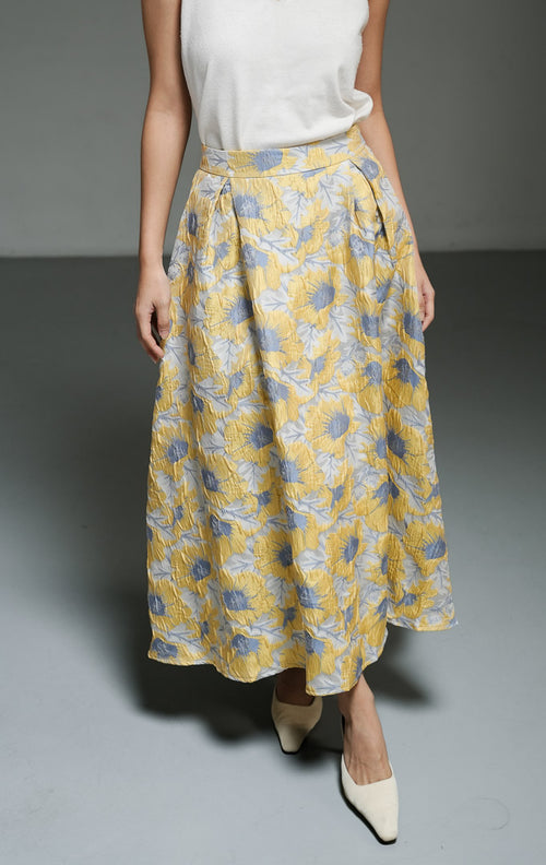 Rok panjang wanita motif bunga dengan tekstur warna kuning (yellow floral print textured A-line skirt) Marella Skirt dengan siluet A-line yang anggun, bahan campuran katun poliester, serta pinggang elastis di bagian belakang. 