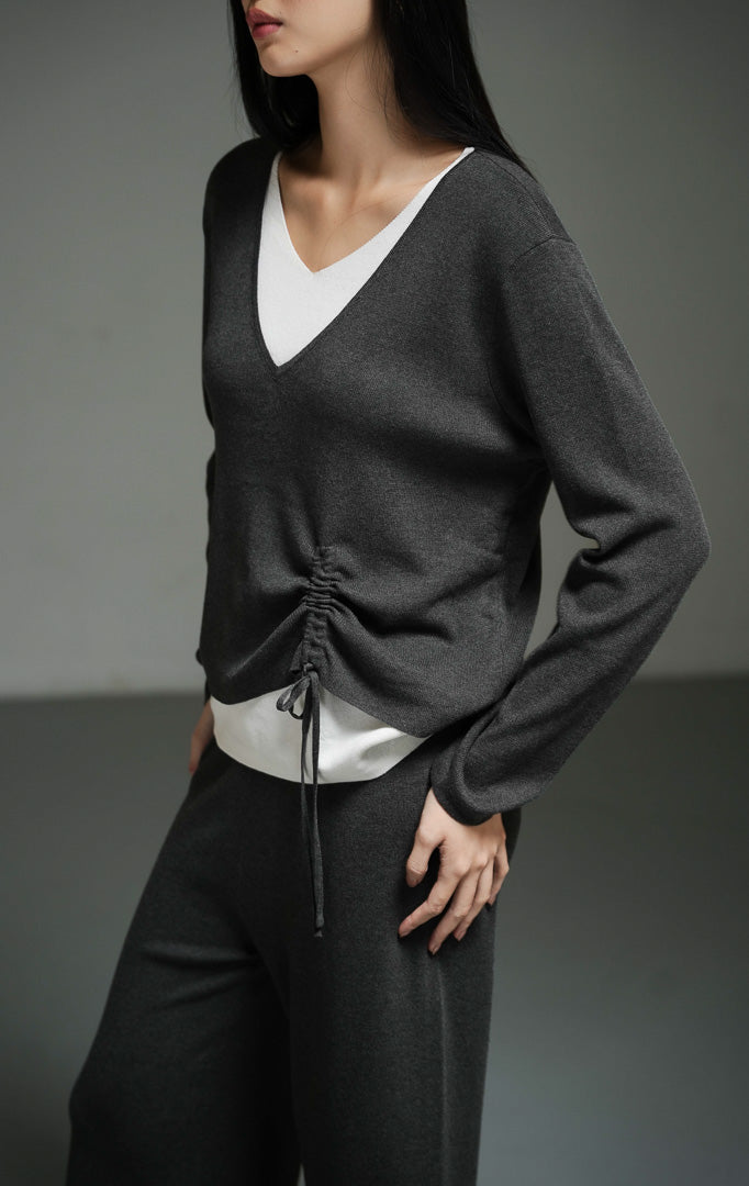 Setelan rajut wanita (layered knit set) Millicent Set terdiri dari atasan lengan panjang model layered-look dengan aksen serut dan celana panjang serasi berbahan rajut lembut yang elastis dan nyaman.