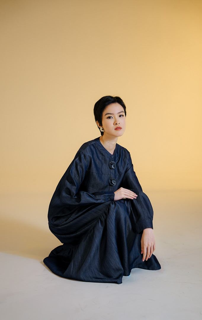 Pakaian wanita model atasan kemeja lengan panjang bahan cotton twill denim dengan kancing depan bulat dan motif bunga halus (floral cotton twill denim top) warna dark denim Morita Top untuk gaya kasual dan kantor. 