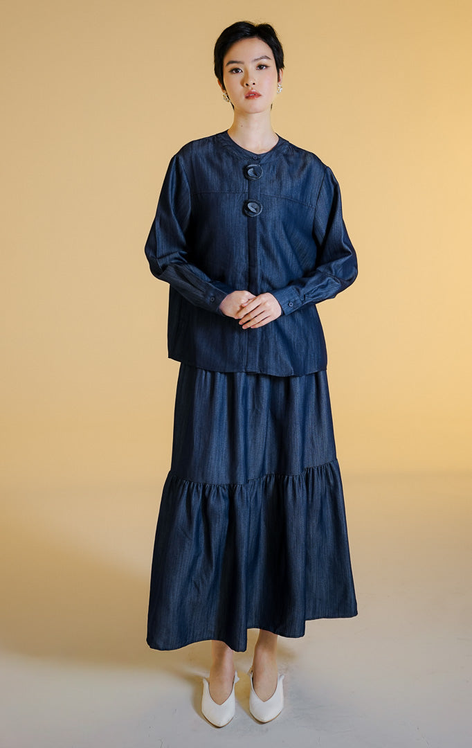 Pakaian wanita model atasan kemeja lengan panjang bahan cotton twill denim dengan kancing depan bulat dan motif bunga halus (floral cotton twill denim top) warna dark denim Morita Top untuk gaya kasual dan kantor. 