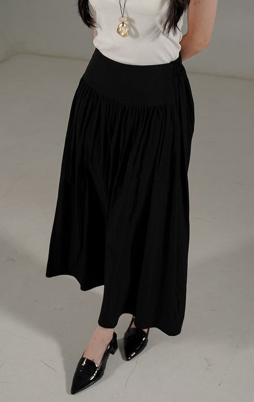 Nikita Skirt Black dari This Is April, rok panjang warna hitam minimalis dengan detail pinggang karet dan siluet flowy yang rapi.