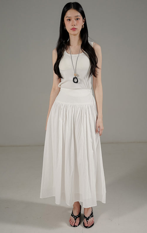 Nikita Skirt White dari This Is April, rok panjang wanita warna putih dengan detail kerutan halus dan siluet elegan.