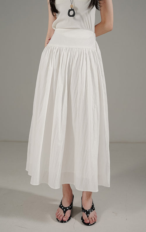 Nikita Skirt White dari This Is April, rok panjang wanita warna putih dengan detail kerutan halus dan siluet elegan.