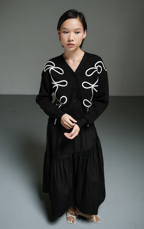 Atasan wanita model cardigan rajut warna hitam dengan detail bordir tali abstrak yang unik (black abstract cord embroidery cardigan) Nirexon Cardigan untuk gaya chic sehari-hari. 
