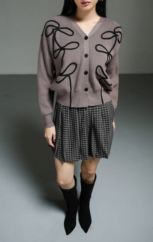 Atasan wanita model cardigan rajut warna taupe dengan aksen bordir tali abstrak yang artistik (taupe abstract cord embroidery cardigan) Nirexon Cardigan untuk tampilan kasual berkarakter. 