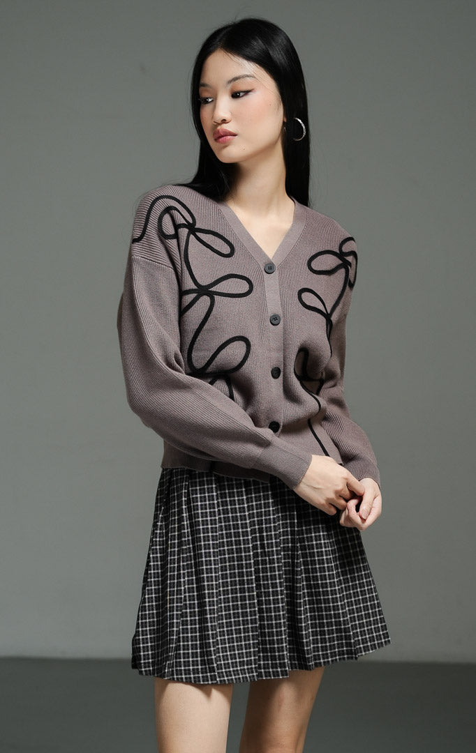 Atasan wanita model cardigan rajut warna taupe dengan aksen bordir tali abstrak yang artistik (taupe abstract cord embroidery cardigan) Nirexon Cardigan untuk tampilan kasual berkarakter. 