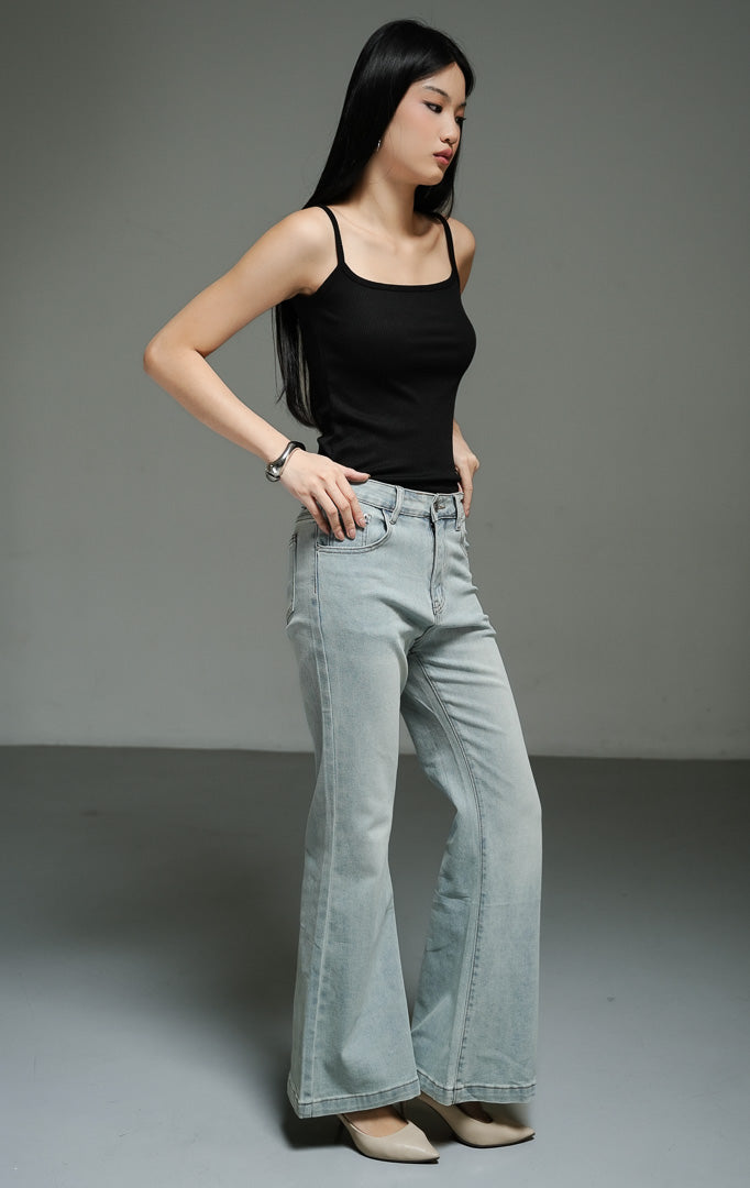 Celana panjang jeans wanita model cutbray warna biru muda (light denim cutbray pants) Nois Pants dengan bahan denim yang tahan lama, siluet potongan melebar di bagian bawah yang modern, serta tampilan kasual yang serbaguna. 
