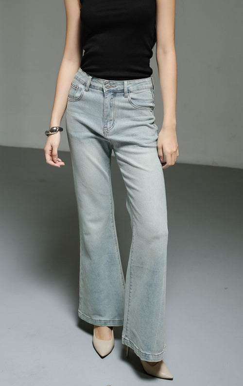 Celana panjang jeans wanita model cutbray warna biru muda (light denim cutbray pants) Nois Pants dengan bahan denim yang tahan lama, siluet potongan melebar di bagian bawah yang modern, serta tampilan kasual yang serbaguna. 