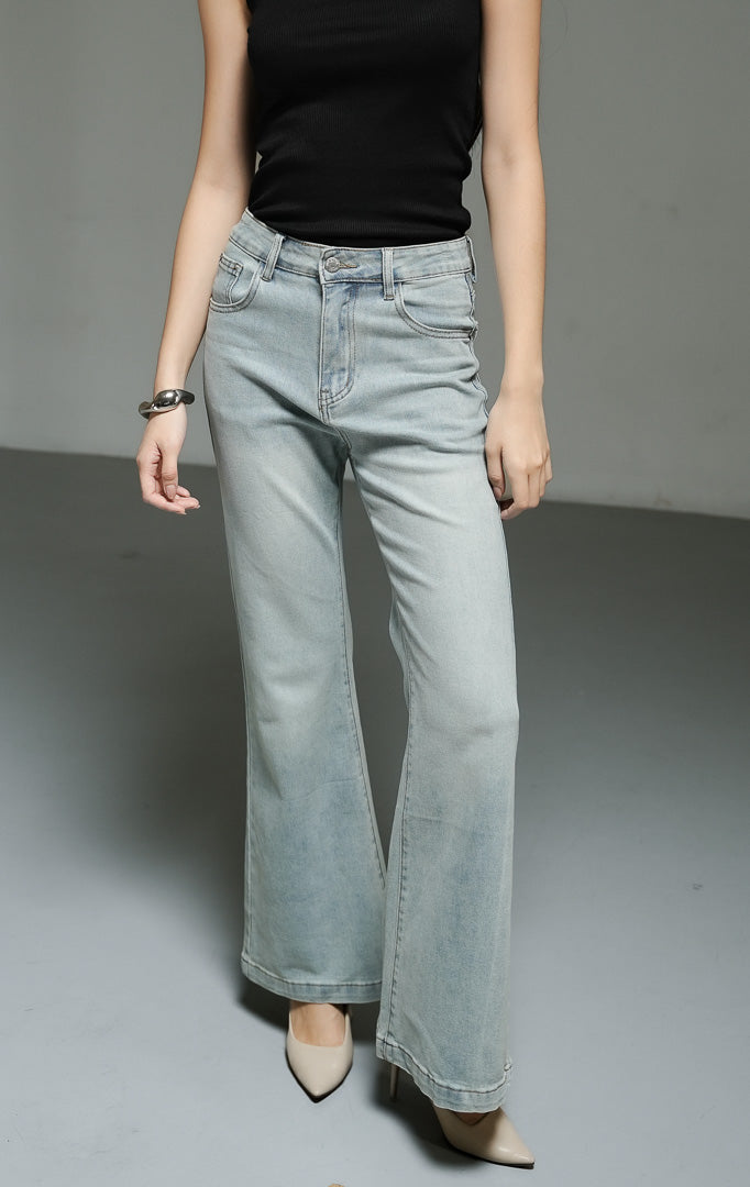 Celana panjang jeans wanita model cutbray warna biru muda (light denim cutbray pants) Nois Pants dengan bahan denim yang tahan lama, siluet potongan melebar di bagian bawah yang modern, serta tampilan kasual yang serbaguna. 