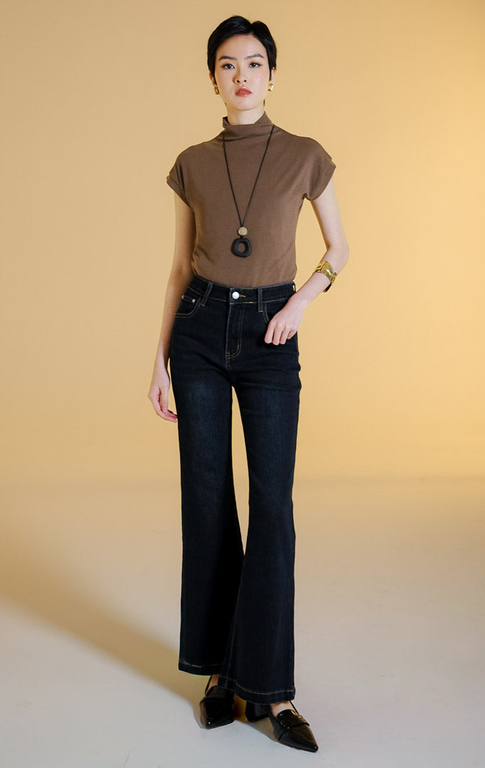 Pakaian wanita model celana panjang jeans potongan cutbray (flare cutbray denim pants) warna dark denim Nois Pants untuk gaya kasual chic. 