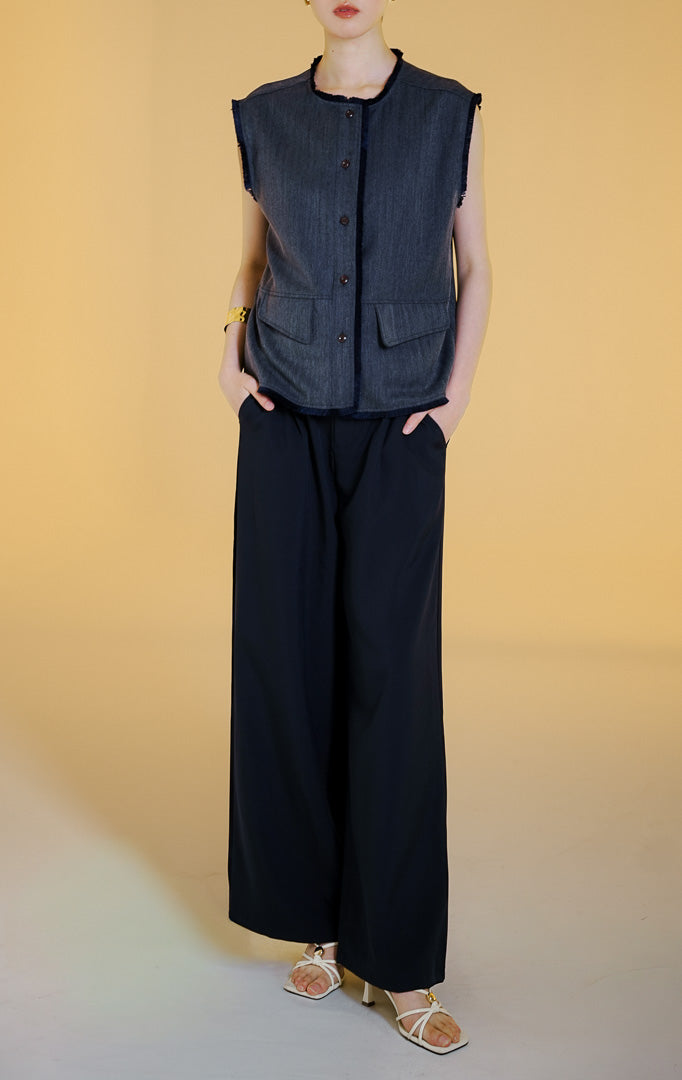 Pakaian rompi wanita tanpa lengan bahan katun berkerah bulat dengan kancing depan dan detail pinggiran serabut (raw edge trim cotton vest) warna navy Noralise Vest untuk gaya kantor dan kasual anggun. 