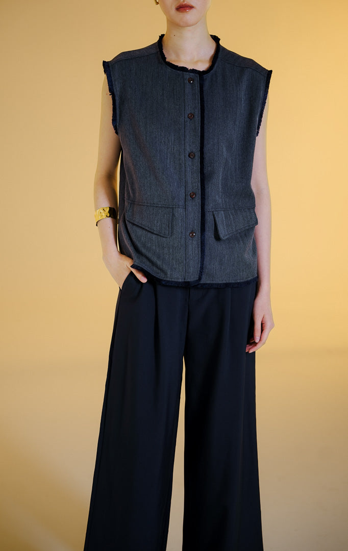 Pakaian rompi wanita tanpa lengan bahan katun berkerah bulat dengan kancing depan dan detail pinggiran serabut (raw edge trim cotton vest) warna navy Noralise Vest untuk gaya kantor dan kasual anggun. 