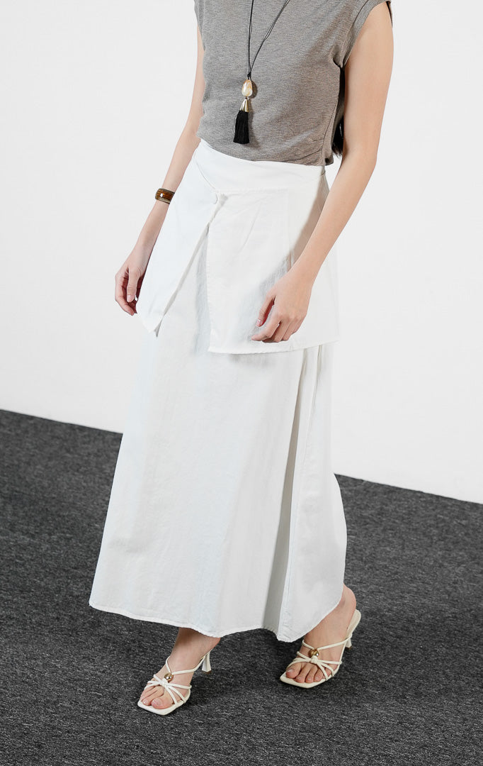 Bawahan wanita model rok panjang maksi katun potongan bias-cut siluet A-line warna putih (white bias-cut cotton a-line maxi skirt) Odetta Skirt dengan gaya feminin yang menawan. 