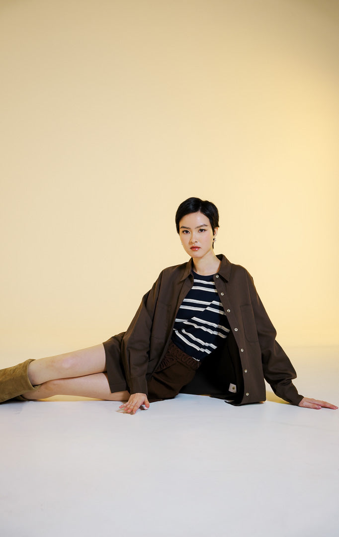 Pakaian wanita model kemeja katun lengan panjang gaya utilitarian dengan saku dada (utilitarian cotton shirt) warna cokelat tua Orlin Top untuk gaya kantor dan kasual. 