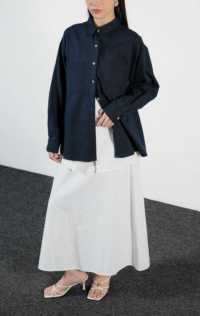 Pakaian wanita model kemeja katun lengan panjang dengan saku dada gaya kerja utilitarian (utilitarian cotton shirt) warna navy Orlin Top untuk gaya kasual profesional. 
