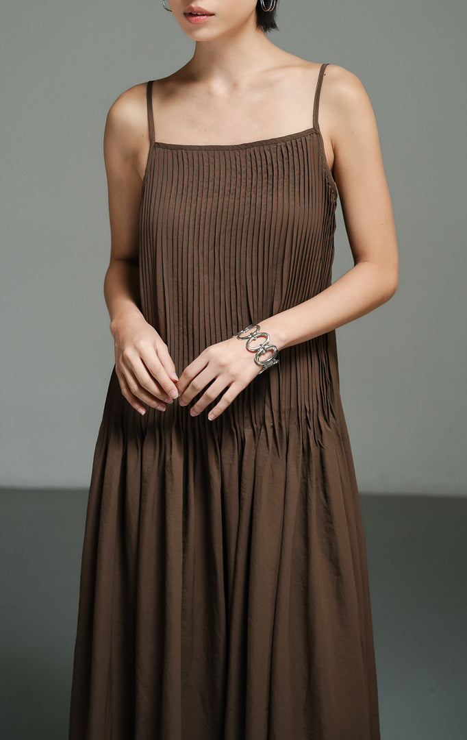 Dress maxi wanita tanpa lengan model plisket dengan detail pin-tuck warna cokelat tua (dark brown pleated maxi dress) Pageant Dress dari bahan poliester terstruktur yang elegan. 
