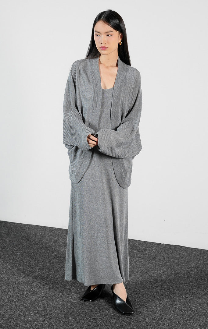 Pakaian wanita model cardigan rajut lengan batwing potongan longgar dengan tekstur garis halus (fine-ribbed batwing knit cardigan) warna abu-abu Pansya Cardigan untuk gaya kasual yang santai dan anggun. 