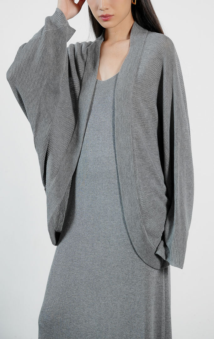 Pakaian wanita model cardigan rajut lengan batwing potongan longgar dengan tekstur garis halus (fine-ribbed batwing knit cardigan) warna abu-abu Pansya Cardigan untuk gaya kasual yang santai dan anggun. 